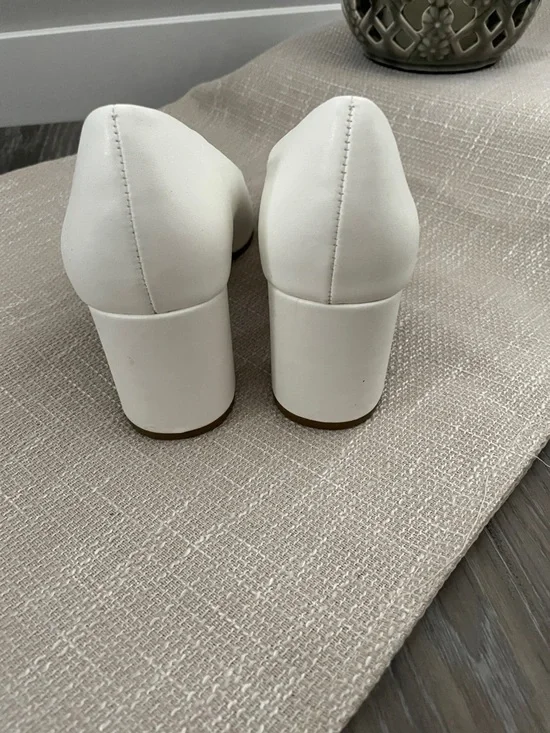 Women's Pointed-Toe Pumps - Picture 4 of 6